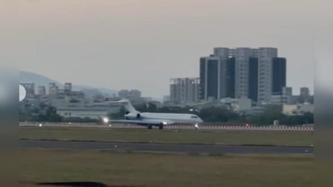 松山飛新加坡商務包機疑漏油「緊急轉降高雄」 消防車緊跟驚險畫面曝光