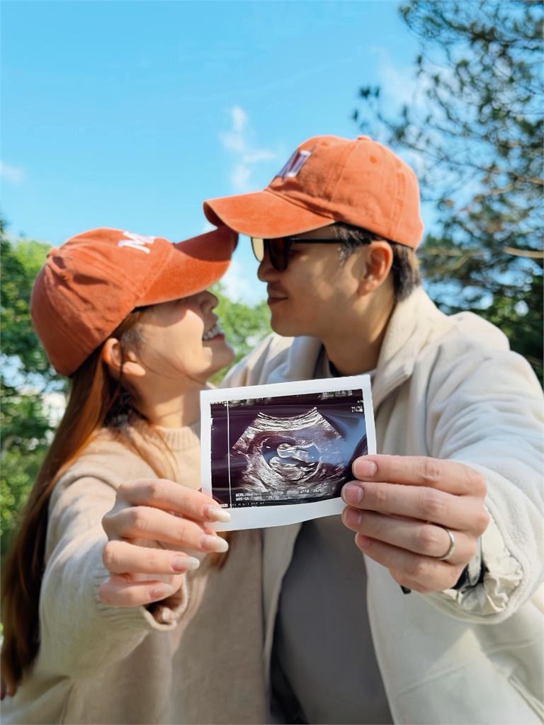 謝京穎「挺雙胞胎孕肚」過年瑜珈太自律！一轉身「真實起伏現形」網瞪眼：太美