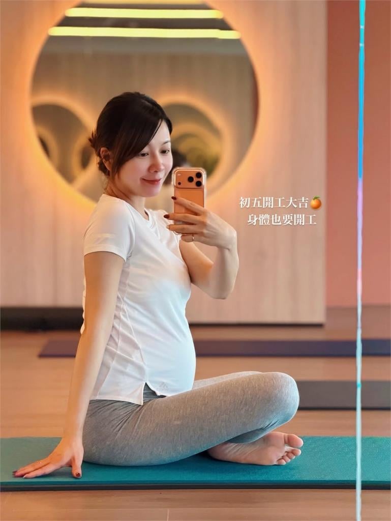 謝京穎「挺雙胞胎孕肚」過年瑜珈太自律！一轉身「真實起伏現形」網瞪眼：太美