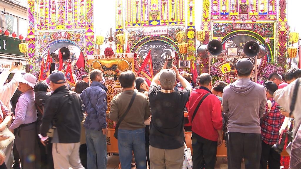 三峽賽神豬冠軍重達1426台斤！　辣妹遶境助陣引上千人朝聖