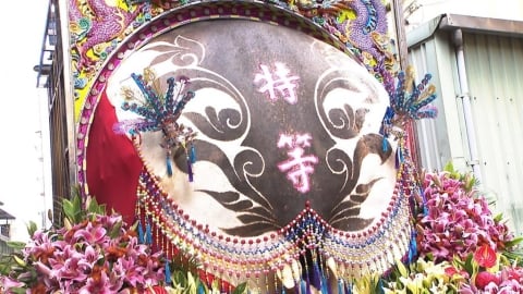 三峽賽神豬冠軍重達1426台斤！　辣妹遶境助陣引上千人朝聖