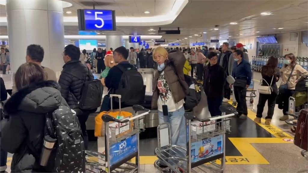 快新聞/連假結束!桃機歸國人潮湧現 行李、接機大塞車