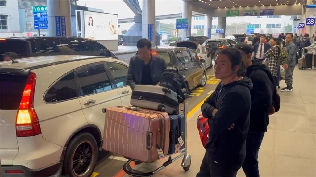 快新聞/連假結束!桃機歸國人潮湧現 行李、接機大塞車