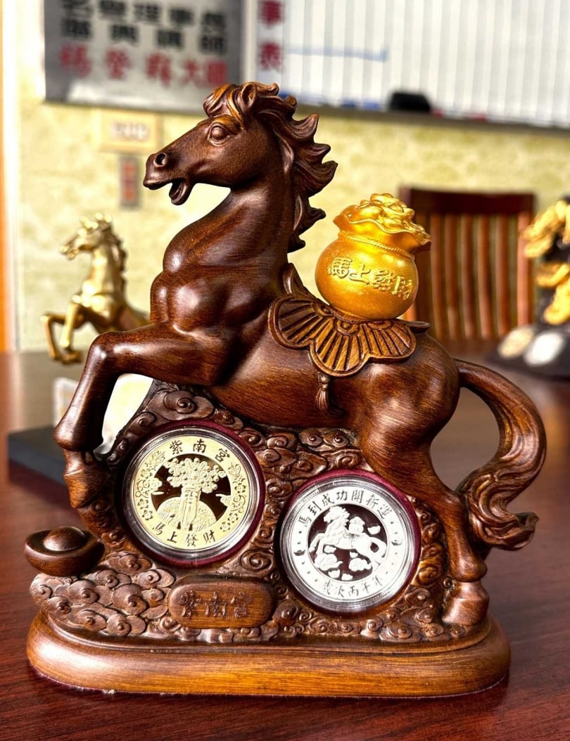 駿馬載著聚寶盆,有「馬上發財、財運奔騰」美意。(圖/楊登嵙提供)