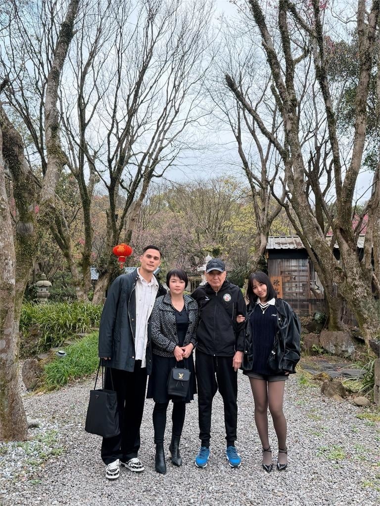 陳芳語認愛洋男1個月「公開埋胸」！放閃不夠還「直接見家長」