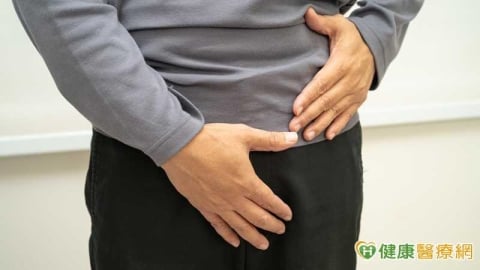 腹部「鼓起一包」別拖　醫：成人疝氣恐腸壞死　治療關鍵一次看