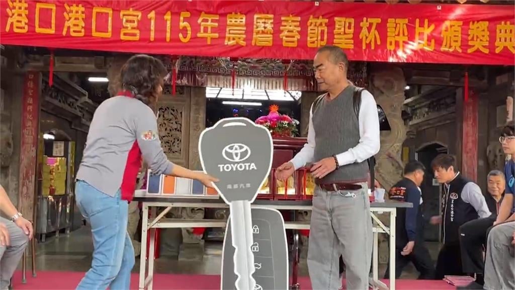 娶某前! 男擲"12個聖筊"抱回東石港口宮休旅車大獎