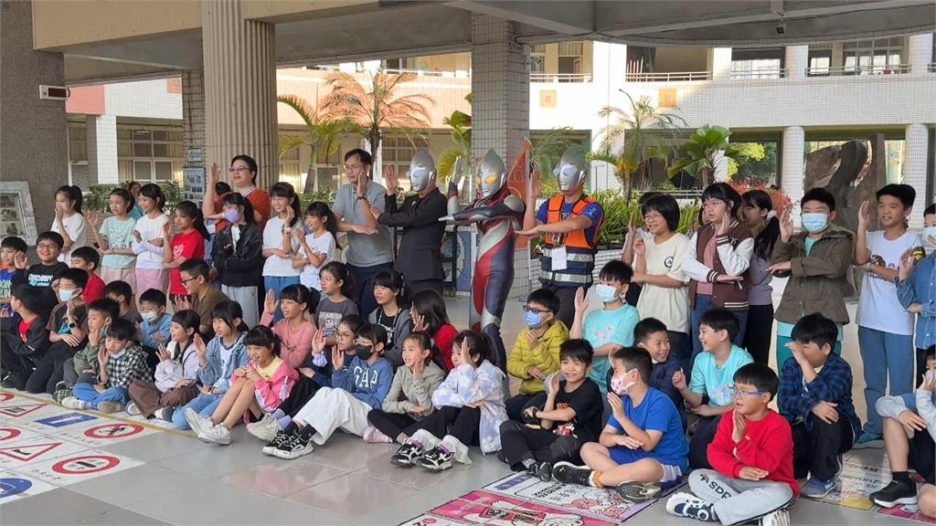 開學了！國小校長老師給能量　化身「超人力霸王」迎接學童