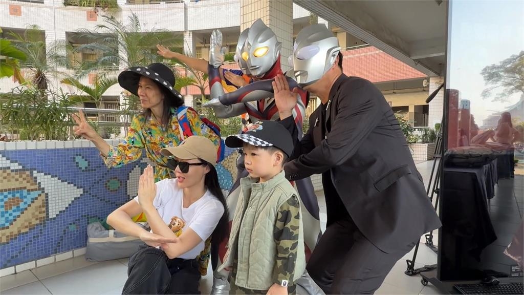 開學了！國小校長老師給能量　化身「超人力霸王」迎接學童