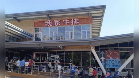 我家牛排旗艦店踩雷？客排3小時用餐　竟被掃地3次氣炸