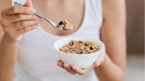 吃燕麥片好處不只減重? 研究:2物質助腸道菌「重開機」,壞膽固醇竟降低10%