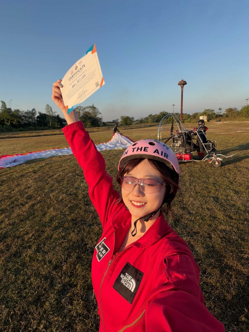 愛刺激的斐棋挑戰泰國滑翔傘,飛起來那刻感受到「啊~原來清邁長這樣!」(圖/斐棋提供)