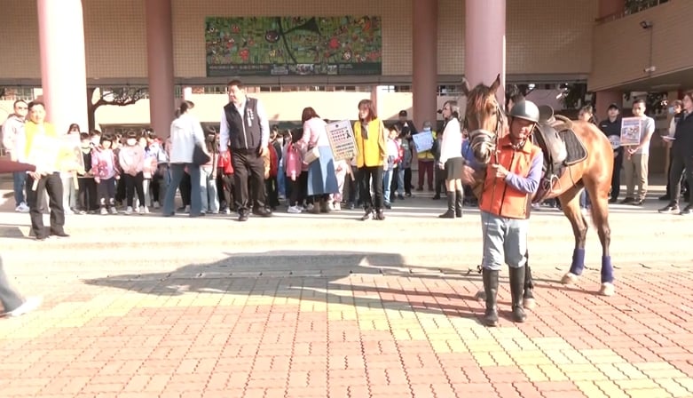 「馬上」有感 最酷開學日 駿馬陪學童開學