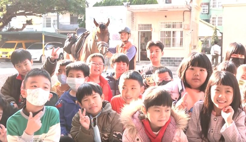 「馬上」有感 最酷開學日 駿馬陪學童開學