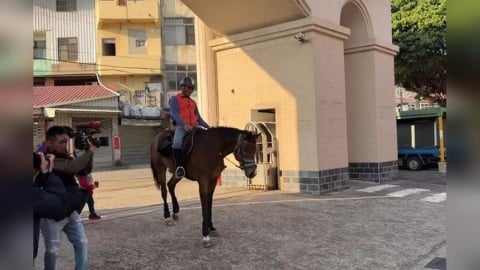 「馬上」有感 最酷開學日 駿馬陪學童開學