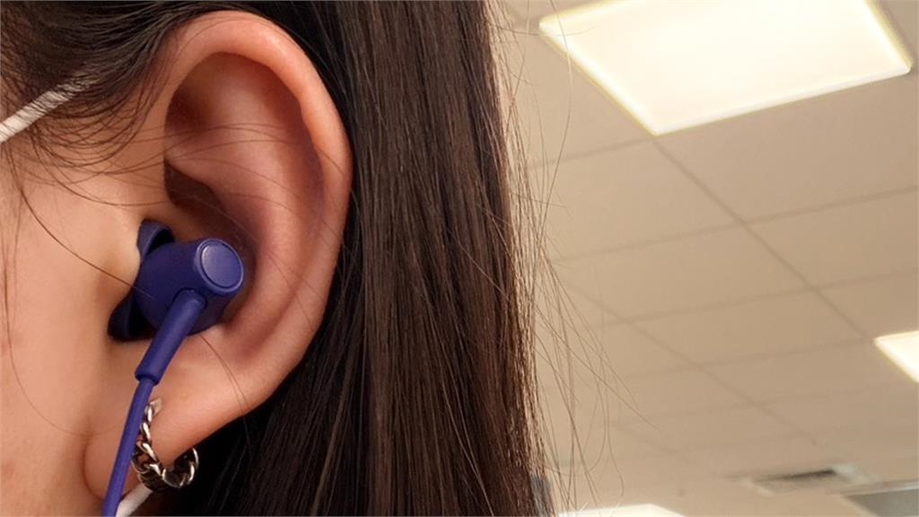 戴耳機1小時細菌翻10倍？醫：掌握3招避免耳道變「豪華溫室」