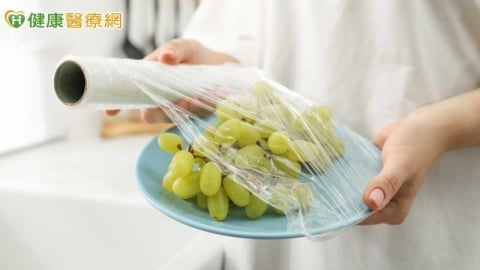 食物包保鮮膜烹調、加熱恐溶出毒物 醫教4招避風險