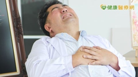 「胸口壓大石」別硬撐!40歲壯男三條血管全堵塞 醫揭心臟關鍵警訊