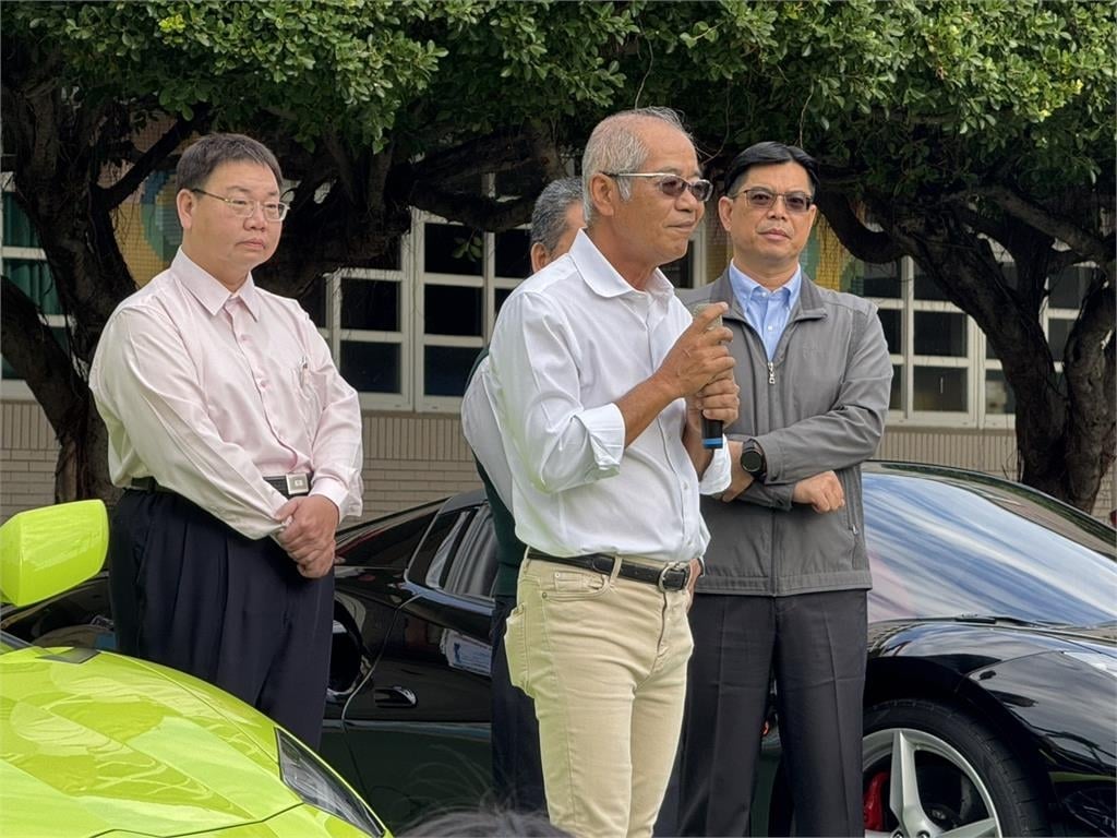 超狂開學典禮! 彰化老董學長"上億超跑"開進校園
