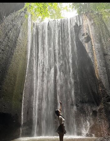 圖／李雅英欣賞瀑布美景。（翻攝自Instagram／yyyoungggggg）