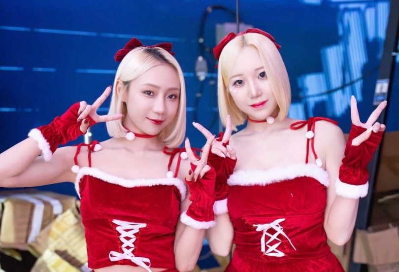 日前啦啦隊女神卉妮（左）和朴星垠「失散的雙胞胎」同台畫面曝光，立刻引發網路瘋傳。（圖／影響力動能提供）