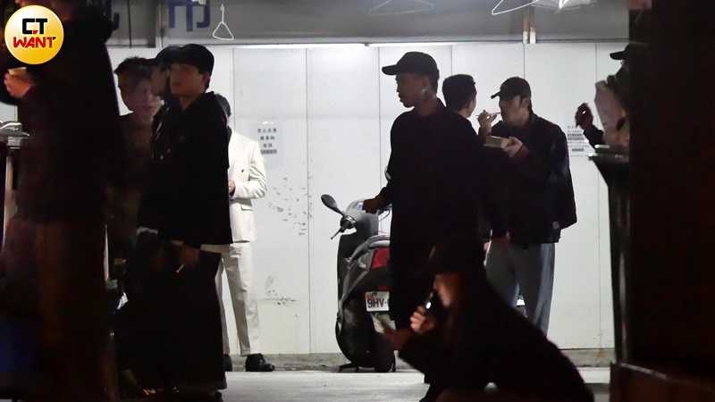 忙到一個段落，黃騰浩站在角落吃便當，張懷秋過來找他聊天。（圖／本刊攝影組）