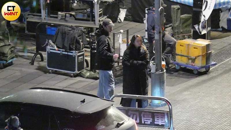 上月20日深夜，《Bad Girl》在台北市信義區拍攝，黃騰浩也在拍攝現場忙進忙出。（圖／本刊攝影組）