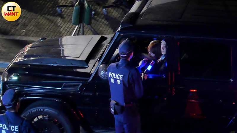 懷秋開著大G載著陳孟琪，拍攝被酒測的劇情。（圖／本刊攝影組）