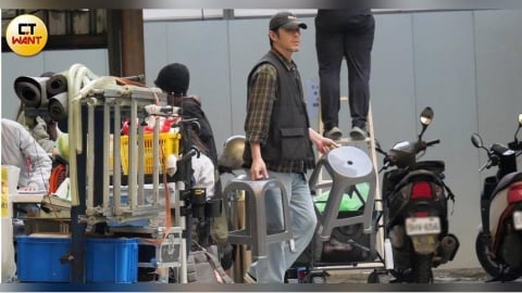 退居幕後1／黃騰浩0架子搬桌椅當工具人　懷秋被女伴出拳亂毆笑場