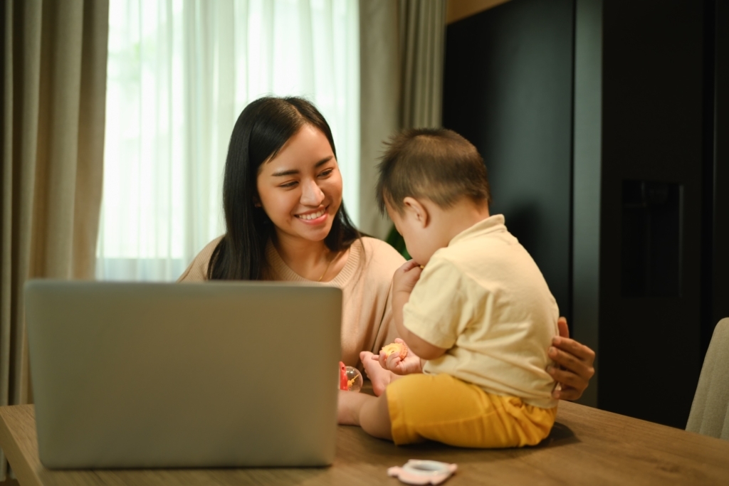 孩子是看著父母的背影長大的，如果在育兒過程中，父親對孩子只是個「睡在主臥室的背景」，這對他的認知會產生巨大影響。圖/123RF圖庫