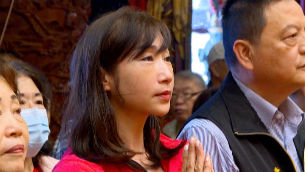 蔣萬安發福袋母雞帶小雞 藍綠白三黨奉天宮過招