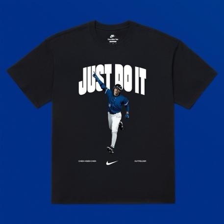 一張含有 服裝, 運動衫, T 恤, 上 的圖片 AI 產生的內容可能不正確。