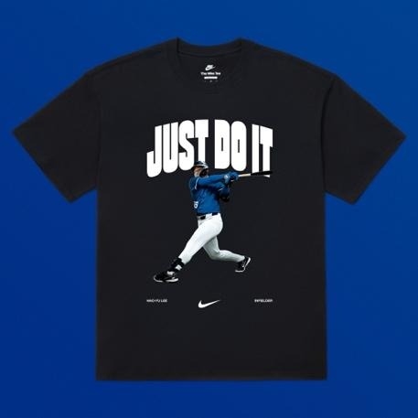 一張含有 服裝, 運動衫, T 恤, 上 的圖片 AI 產生的內容可能不正確。