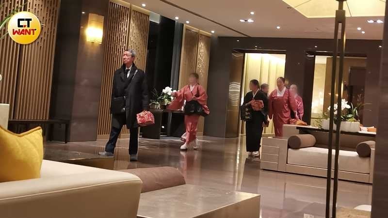 田中東尼離開晚宴場地。(圖/本刊攝影組)