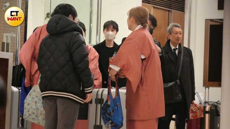 田中千繪與爸爸及工作人員一同搭車返回市區。(圖/本刊攝影組)