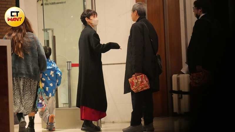 田中千繪送爸爸返回下榻酒店並道別。(圖/本刊攝影組)