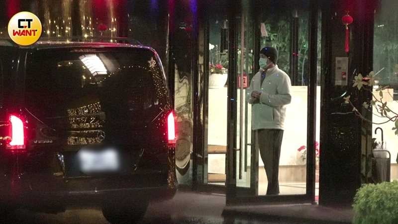 田中千繪搭乘保母車回到住處,范逸臣已經在家門外等她。(圖/本刊攝影組)