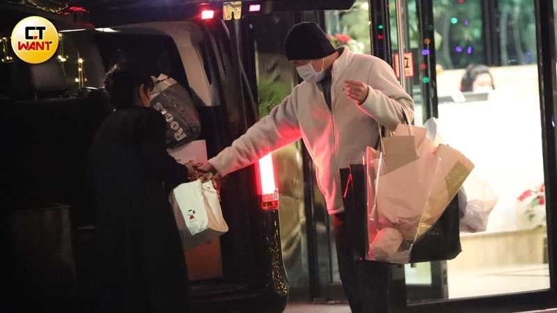 范逸臣貼心地接過田中千繪放在車上的物品。(圖/本刊攝影組)