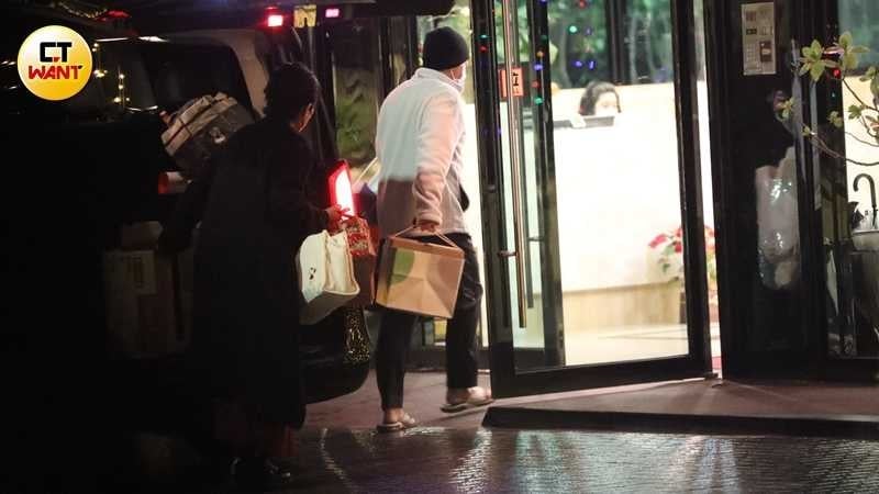 小倆口大包小包的把東西拎進住處。(圖/本刊攝影組)