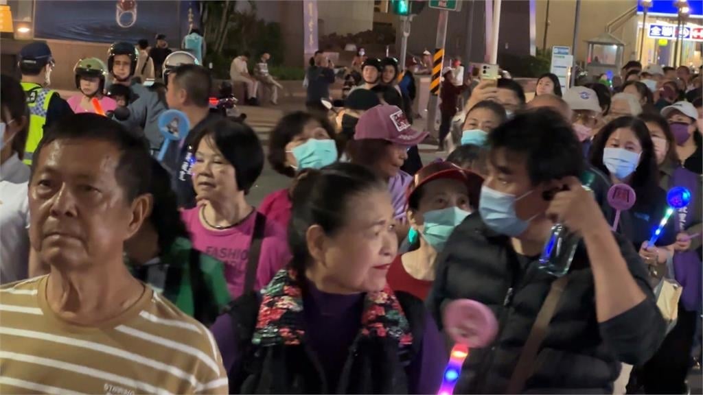 高雄意誠堂關帝廟乞龜活動 上千位信眾合力將大龜王迎回廟