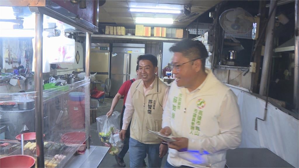 許智傑陪同拜票力挺蘇致榮 熱情與攤商、民眾互動