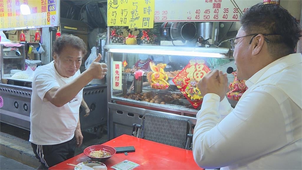 許智傑陪同拜票力挺蘇致榮 熱情與攤商、民眾互動