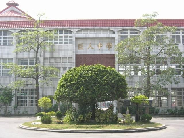 阿伯路邊脫褲「疑似失智」!女學生「神救援」畫面曝光網讚:天使化身