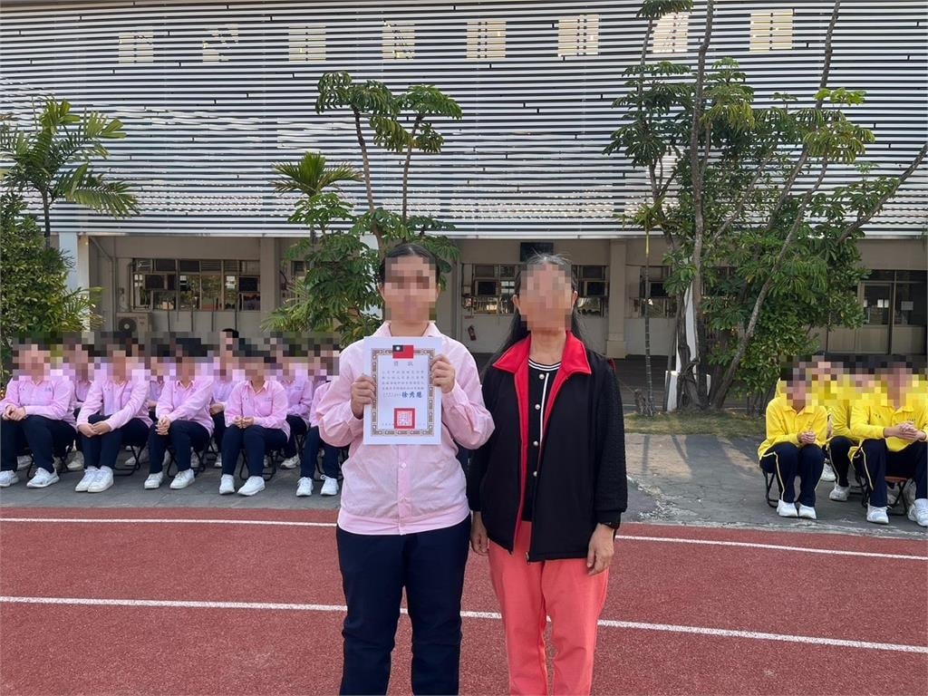 阿伯路邊脫褲「疑似失智」!女學生「神救援」畫面曝光網讚:天使化身