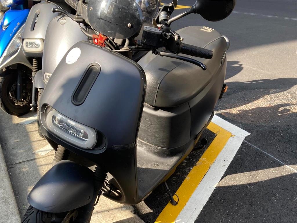 台北機車格最新設計亮相？白線內「多一圈黃線」網虧：金錢的顏色...交通局回應了