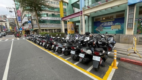 台北機車格最新設計亮相?白線內「多一圈黃線」網虧:金錢的顏色...交通局回應了