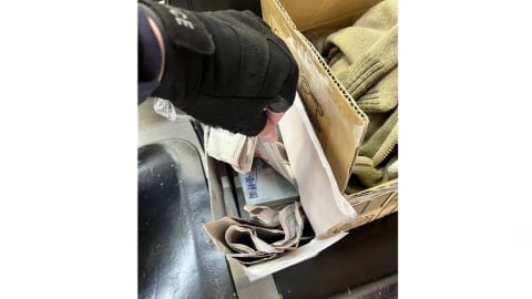 懷抱重物路旁徘徊 警眼尖成功攔截愛情陷阱百萬現金