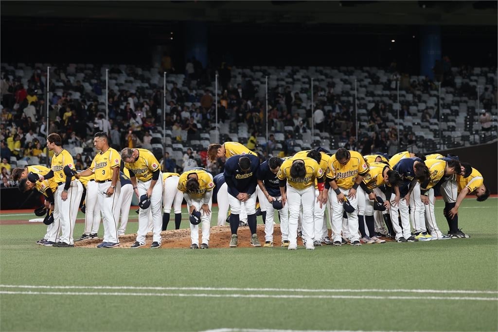 棒球／台日交流戰大巨蛋首戰湧入17560人觀賽！中信兄弟3：7不敵福岡軟銀鷹