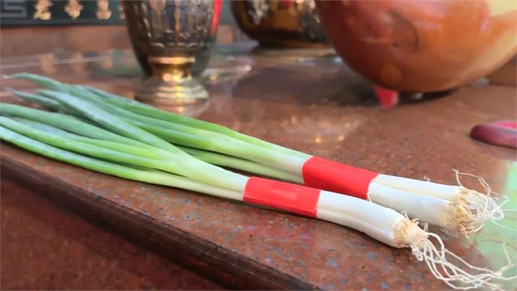 元宵節傳統習俗「偷挽蔥嫁好尪」 鹿耳門天后宮備青蔥供信眾求良緣