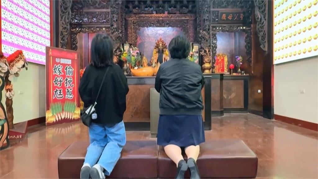 元宵節傳統習俗「偷挽蔥嫁好尪」 鹿耳門天后宮備青蔥供信眾求良緣